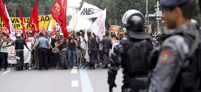 A um mês das Olimpíadas, protestos trancam ruas do Rio e denunciam caos