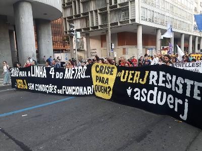 Docentes do RJ participam de manifestação rumo à greve geral no estado