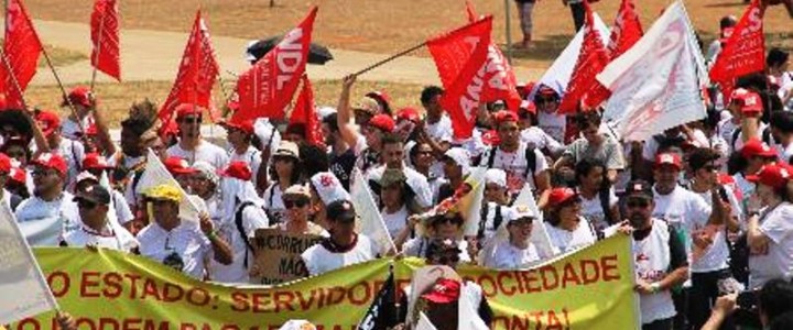 10 mil ocupam Esplanada em defesa de direitos e contra ataques aos trabalhadores